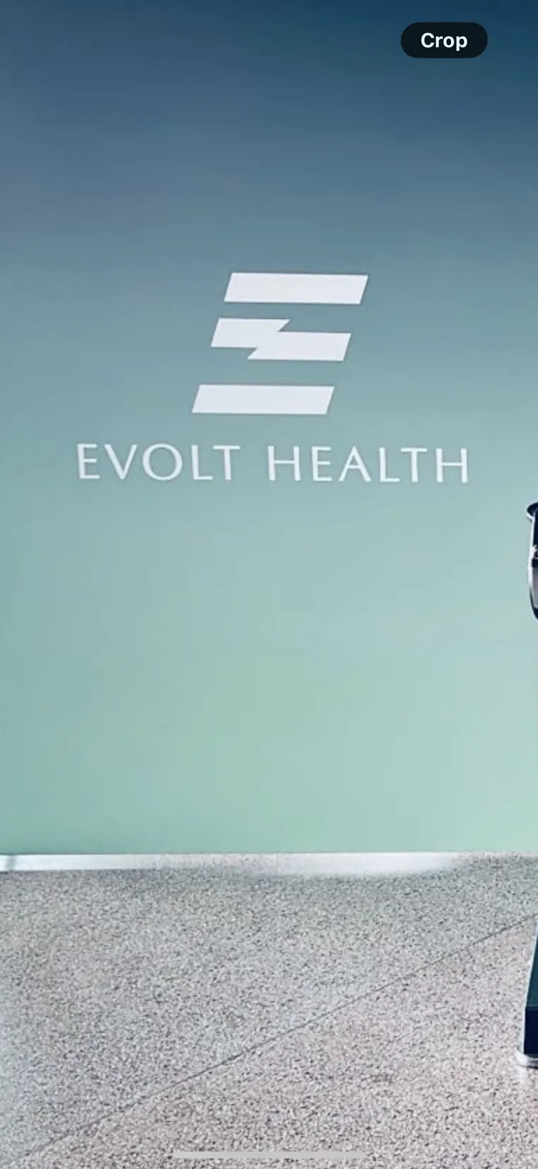 Parede com marca Evolt Health no ambiente da operação brasileira em Curitiba